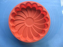 Load image into Gallery viewer, Creativemoldstore 1pcs Great Circle Flower Silicone Cake/Pizza Baking Pan DIY Mold
